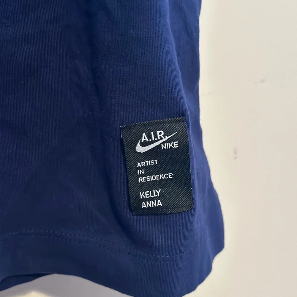 Nike Dri-FIT AIR Kelly Anna Run Past the Future Graphic T-Shirt Men's Medium Blu